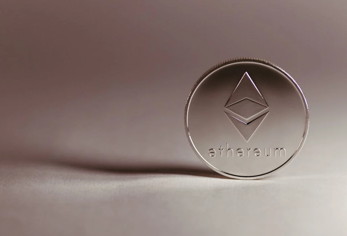 资金轮动大戏：以太坊突破4900美元创历史新高，分析师警示“比特币疲惫，以太坊正盛”