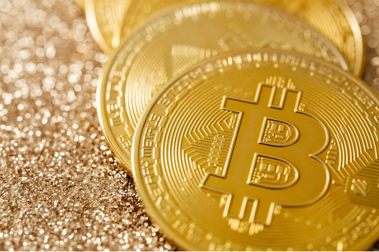 数字黄金与实体黄金的“双雄之争”：2025年，谁是更好的对冲资产？